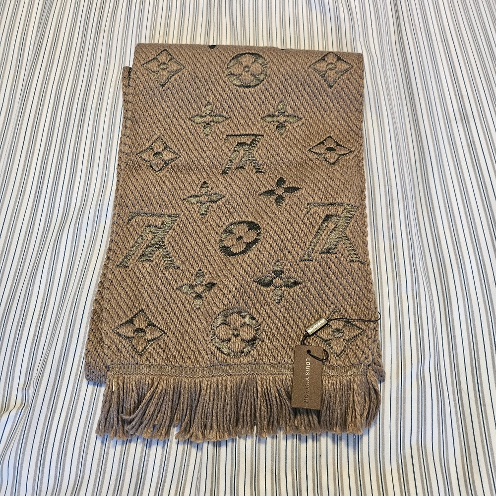 ✨NWT✨ Louis Vuitton LV Scarf Reversible Monogram Brown Gray Scarf Wrap Shawl